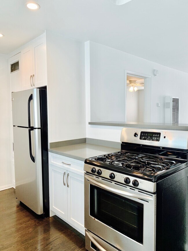 Building Photo - 710 Bay St