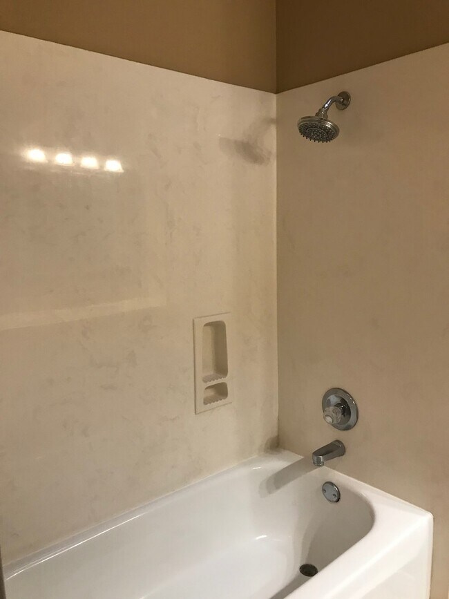 Building Photo - 3/2 super clean and move in ready in MIDWAY ISD