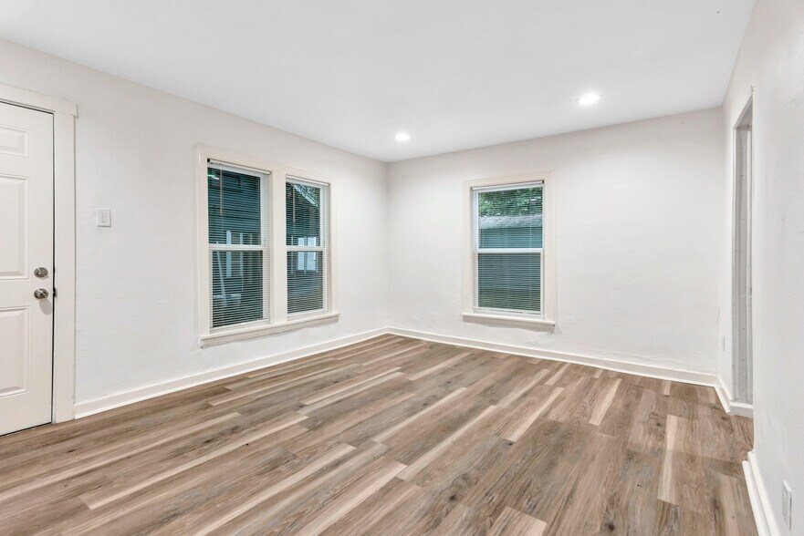 Building Photo - 425 E Sears St