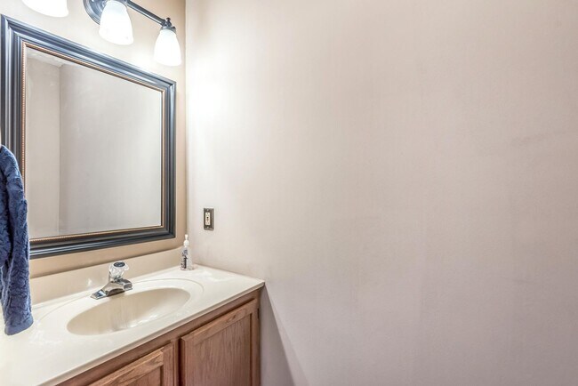 Building Photo - 2 Bedroom/2.5 Bath Spacious Condo in West ...
