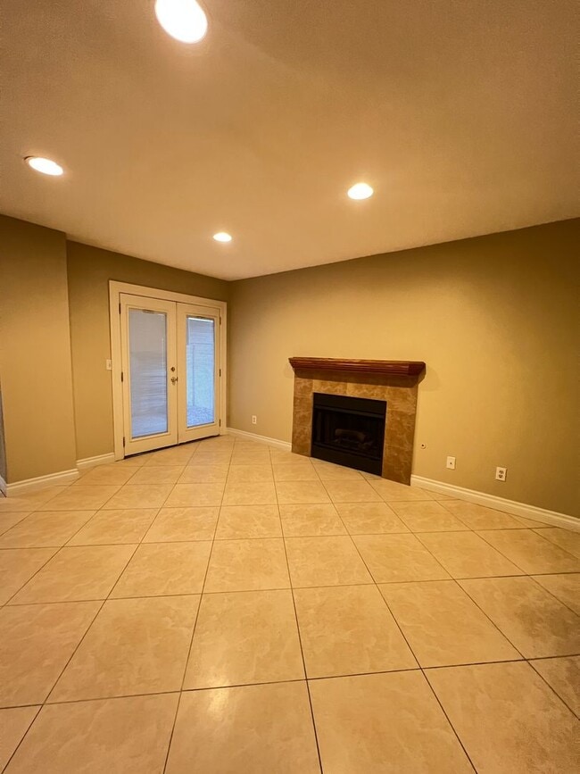 Building Photo - 3 bedroom upgraded Green Valley Home with Pool!