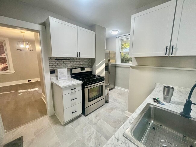 Building Photo - 3 Bedroom 1.5 Bath in Dormont! Off Street ...