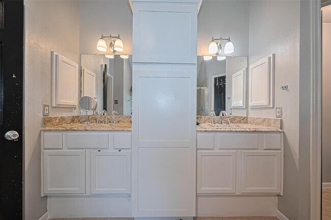Building Photo - 4502 Twin Elm Dr