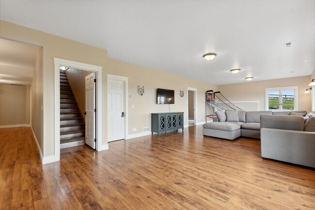 Building Photo - 5-bedroom, 3-bathroom furnished home in Ka...