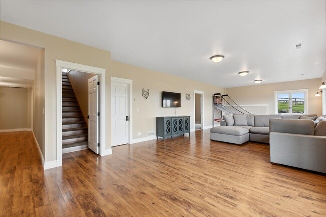 Building Photo - 5-bedroom, 3-bathroom furnished home in Kalispell, Montana!