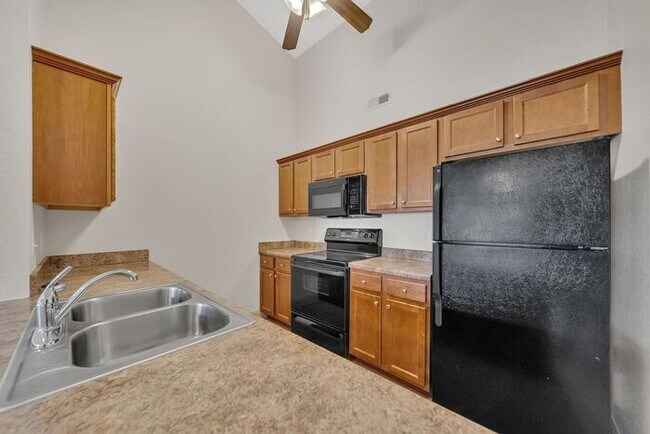 Building Photo - Suncrest Village 2BR/1 Bath One Level with Attached Garage