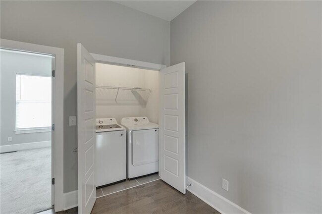 Building Photo - 456 Parkway Dr NE