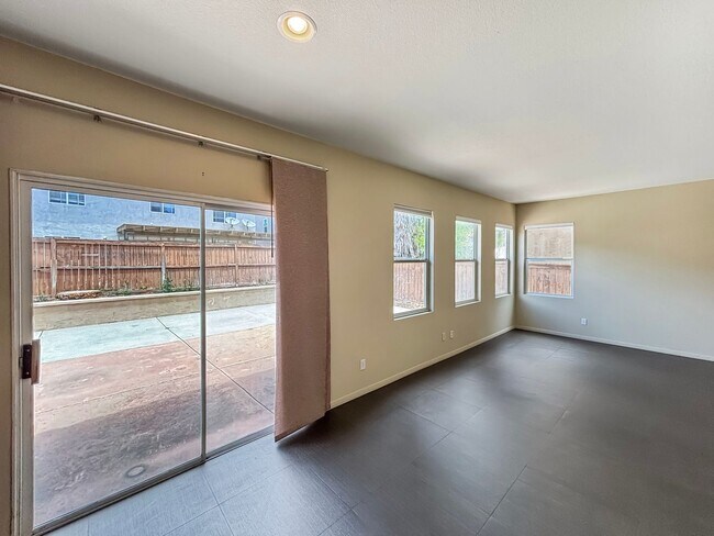 Building Photo - Beautiful 4BD/2.5BA House in Eastlake W/ O...