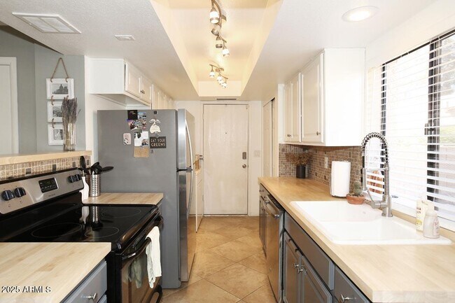 Building Photo - 10408 N 11th Pl