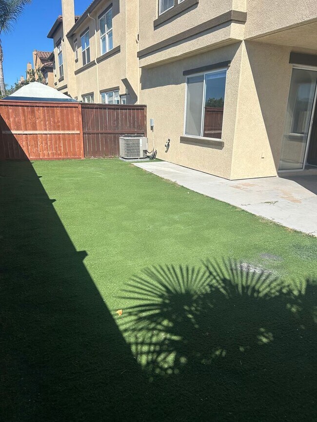 Building Photo - 4BR/2.5BA Townhouse with a view