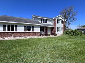 Building Photo - Updated Two Bedroom Duplex in Jenison!