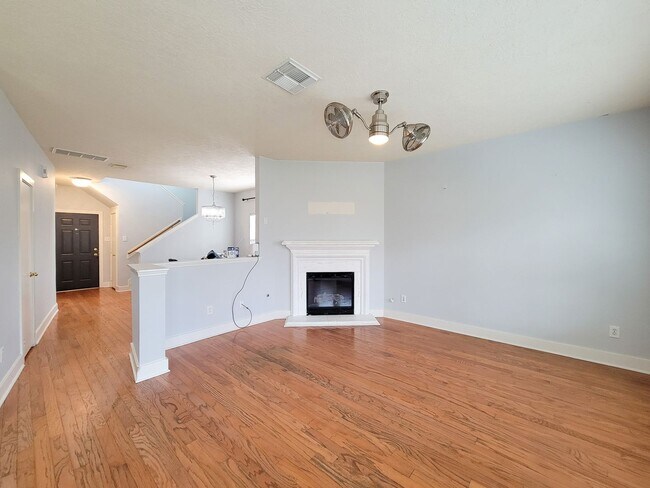 Building Photo - Welcome to this beautifully maintained home offering flexible living with 4/5 spacious bedrooms a...