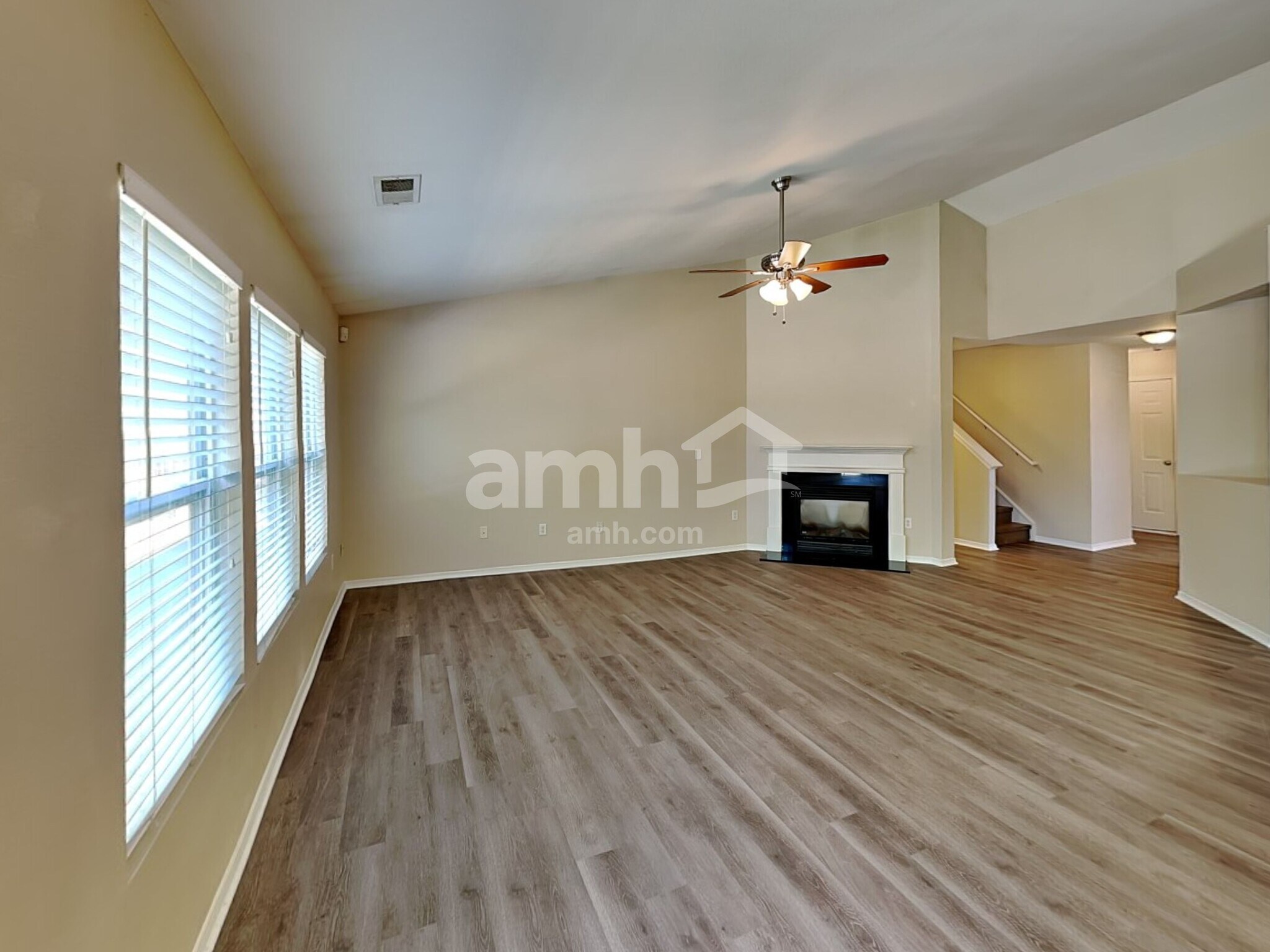 Building Photo - 10916 Thousand Oaks Dr