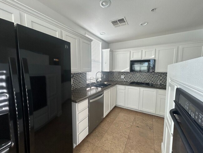 Building Photo - Guard gated Park Ave Condo