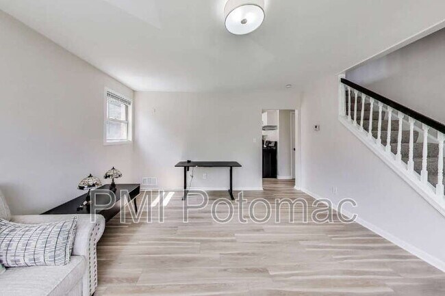 Building Photo - 3407 Floral St