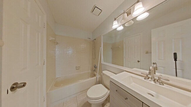Building Photo - Spacious 3BR/2BA Condo in Altamonte Spring...