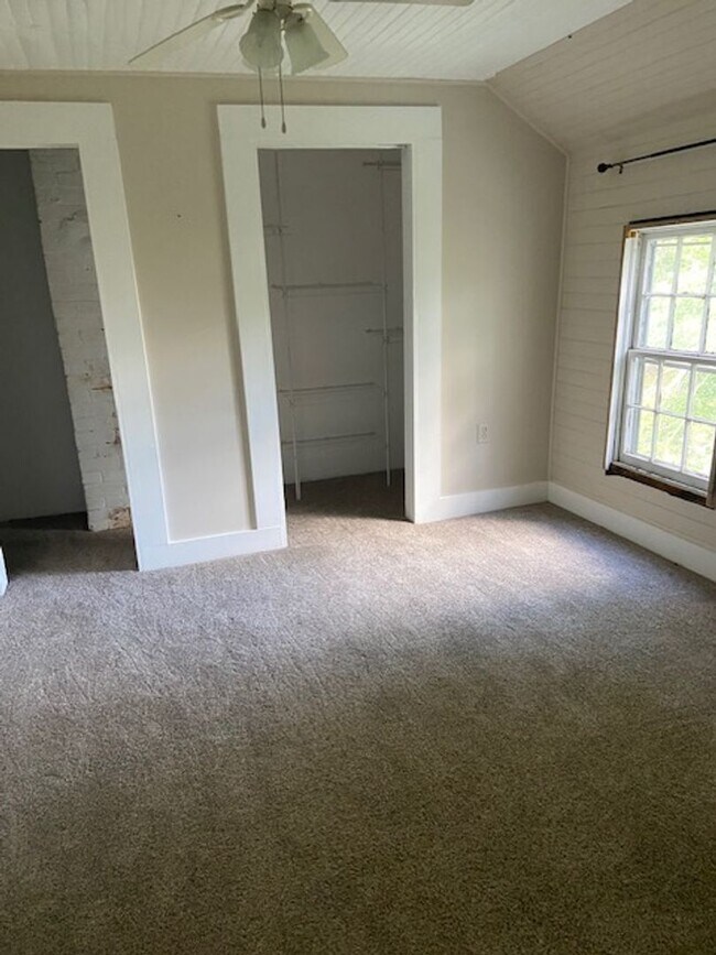 Building Photo - Beautiful 3brm, 2bath Home in Heart of Bur...