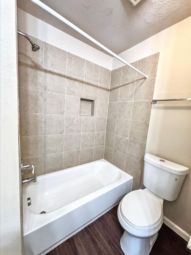Building Photo - Comfortable 4-Bedroom Condo in Houston's O...