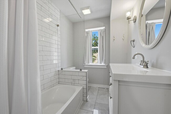 Building Photo - Charming Updated 4B/2.5B Home with Fenced Yard & Parking Included