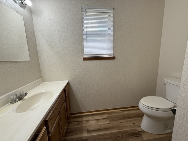 Building Photo - 818 Roff St