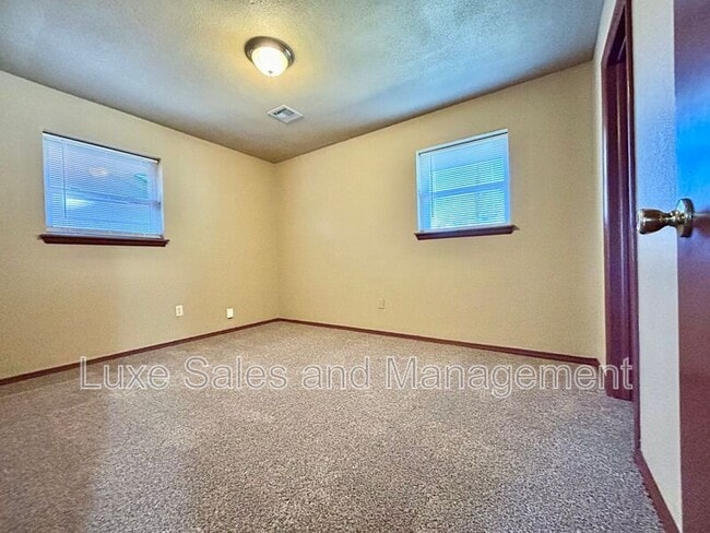 Building Photo - 605 Moraine Ave