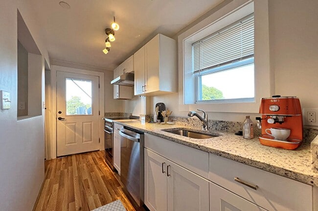 Building Photo - No Fee! Avl now! Renovated 3BR in downtown Beverly w/AC, laundry!