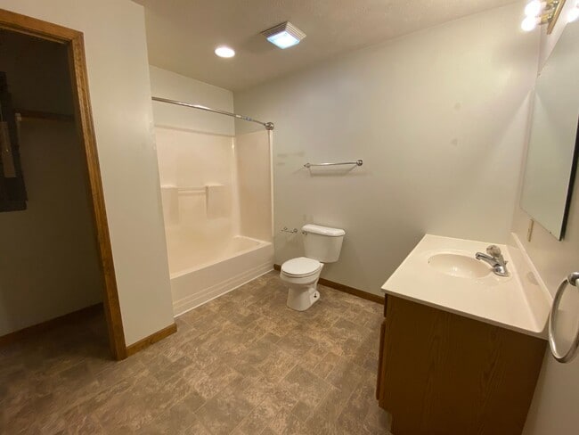 Building Photo - Large 4 Bed /  2 Bath Home