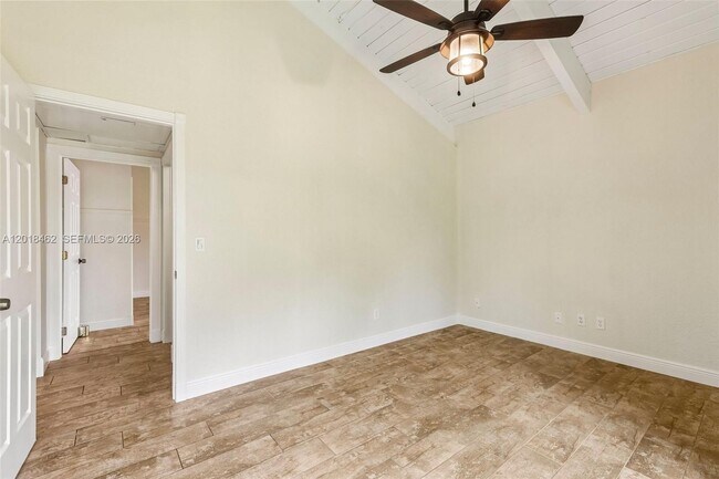 Building Photo - 2731 Parkview Dr S