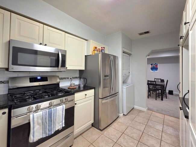 Building Photo - 2700 Dartmouth Rd