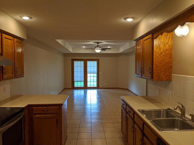 Building Photo - 3316 S Leawood Ave