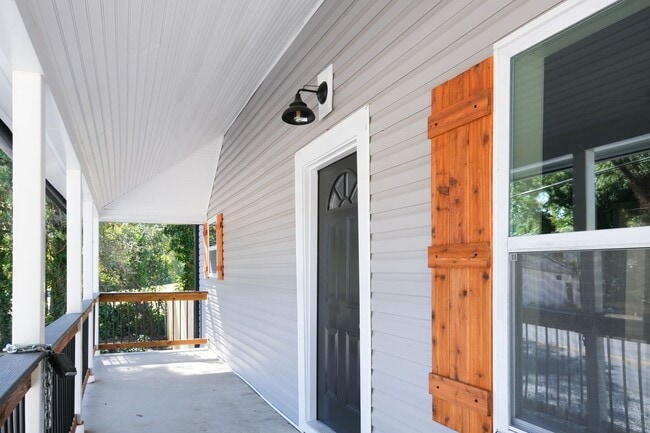 Building Photo - Charming 2BR/2.5BA Home