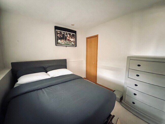 Building Photo - Great 2 Bedroom Townhome in Prime Apple Valley Location!   W’Finished Basement