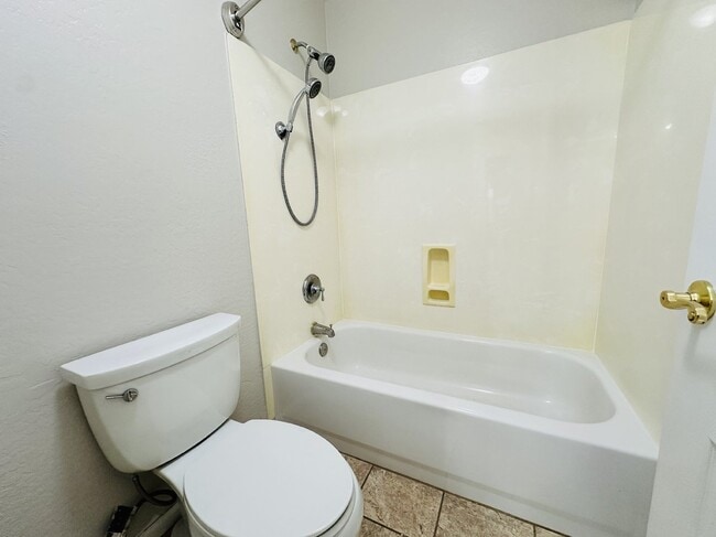 Building Photo - 672 W Raven Dr