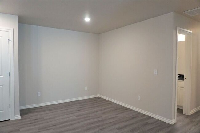 Building Photo - 3 Bed 2 Bath 2 Car Duplex in Chisholm Creek NW OKC