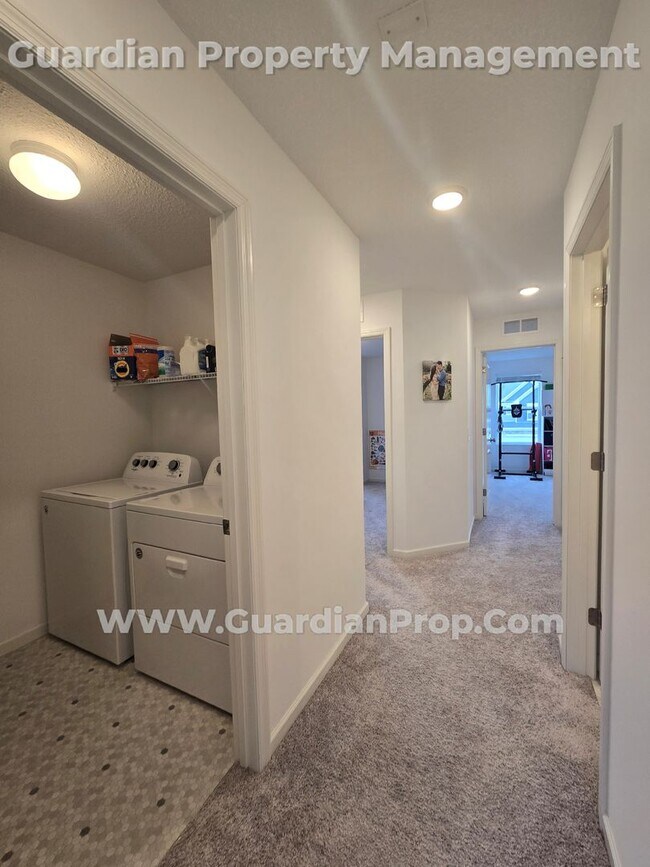 Building Photo - Lake Elmo Townhouse, Newer build, 2 Car Ga...
