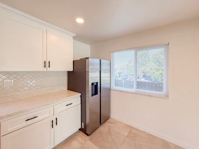 Building Photo - Renovated Triplex with Private Yard, AC, and Parking