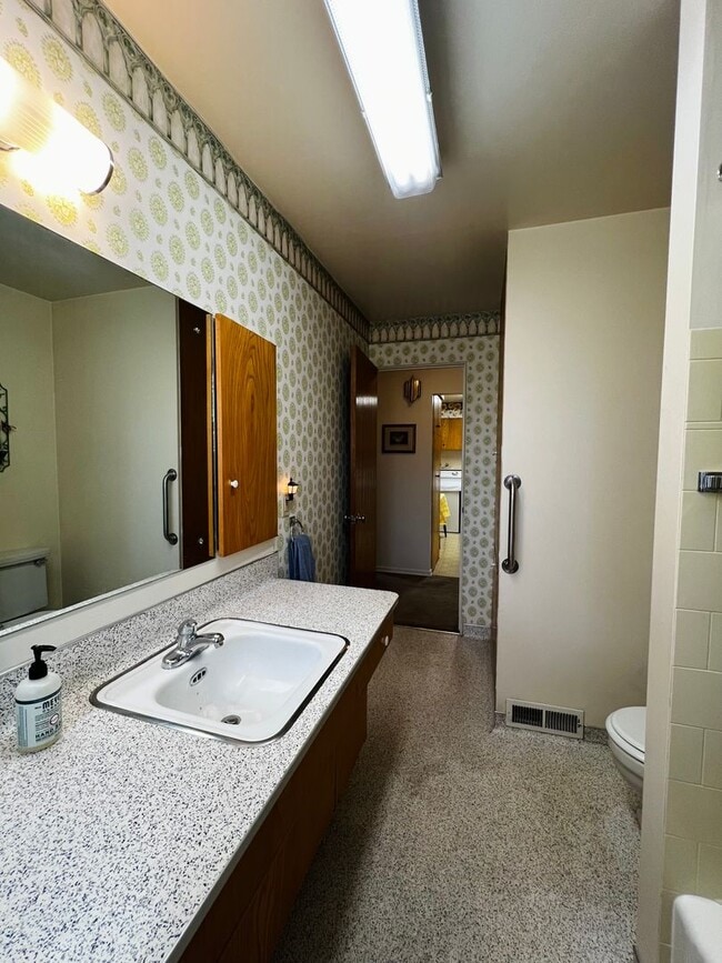 Building Photo - Fully Furnished home- perfect for traveling medical professionals!