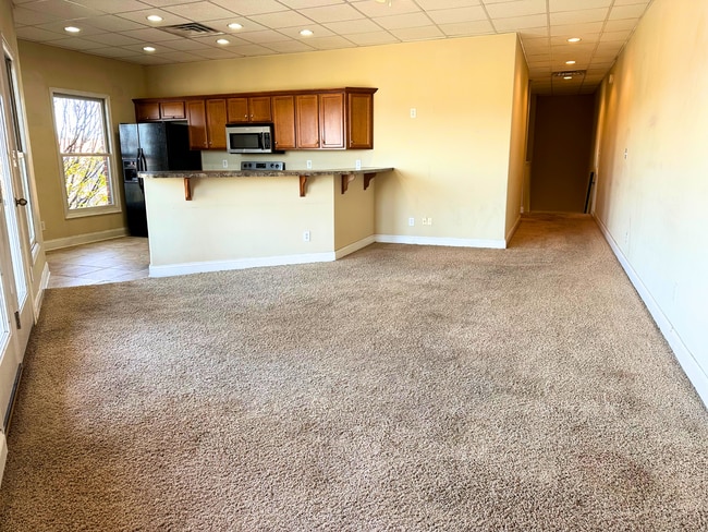 Building Photo - Upper Level Apartment in Wyndhurst with Gr...