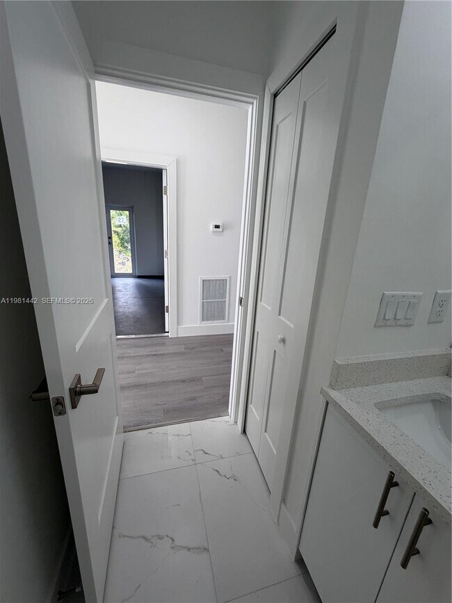 Building Photo - 721 Ivan Ave S