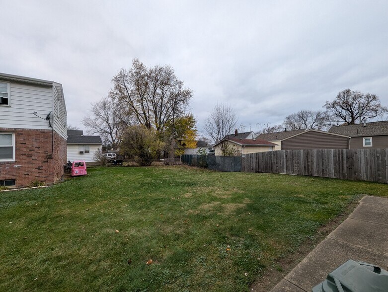 Common green area - 1363 Wertz Ave SW