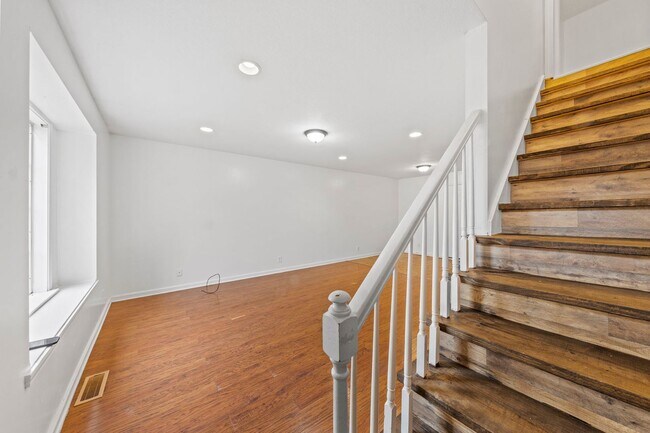 Building Photo - Cape Cod Style Home!