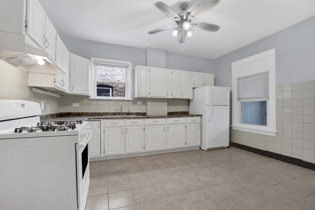 Building Photo - 5015 W Montrose Ave