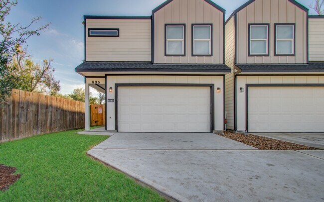 Building Photo - 835 S Victory Dr