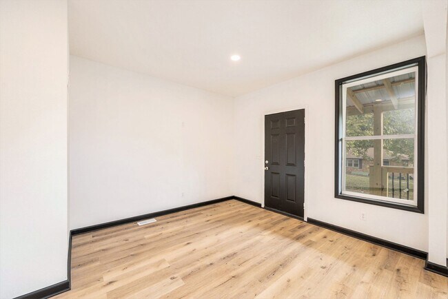 Building Photo - Remodeled 3 Bedroom 2 Bathroom Home!