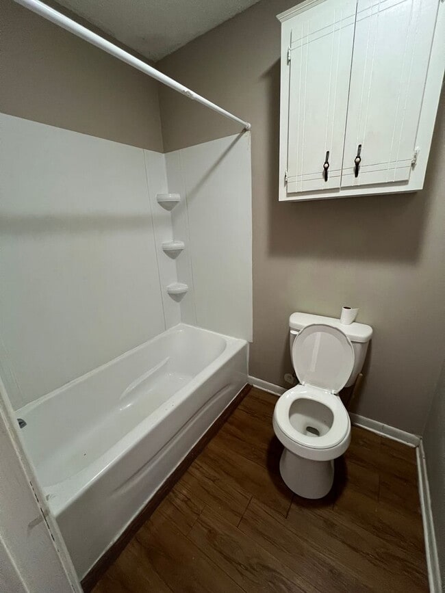 Building Photo - Efficiency Apartment Located in Sulphur