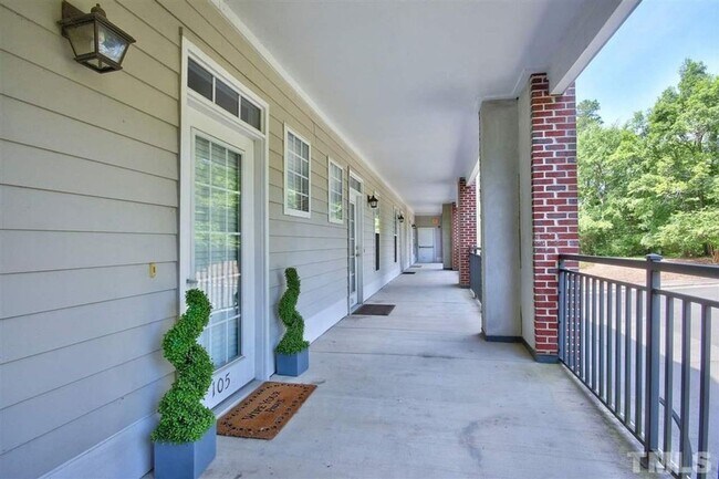 Building Photo - Wonderful location and features for this s...
