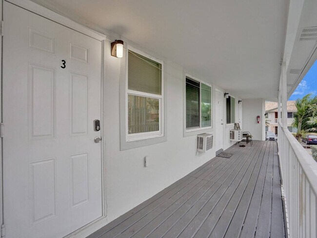 Building Photo - 906 N Riverside Dr