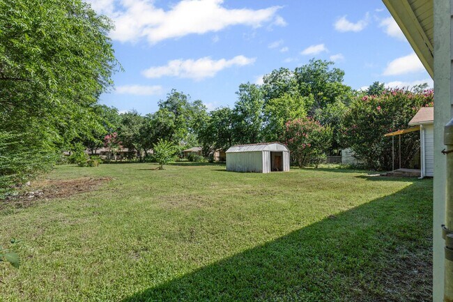 Building Photo - Charming in Cleburne!