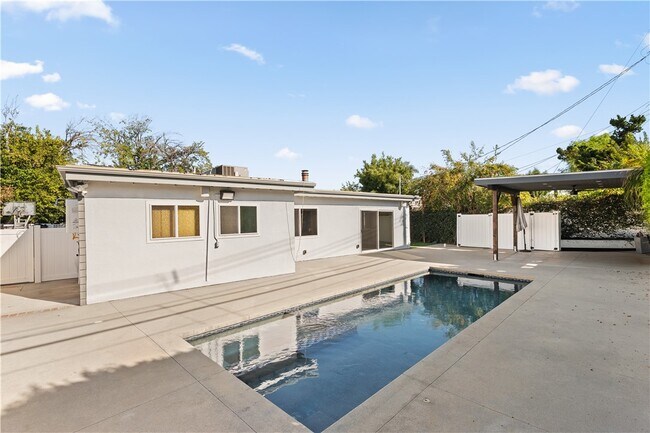 Building Photo - 6515 Kenwater Ave