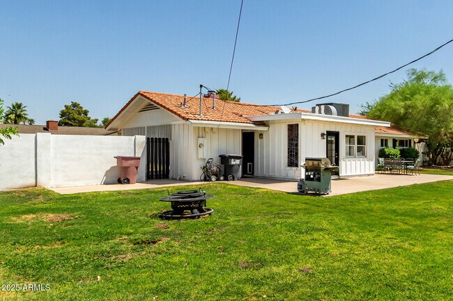 Building Photo - 6925 E Rancho Vista Dr